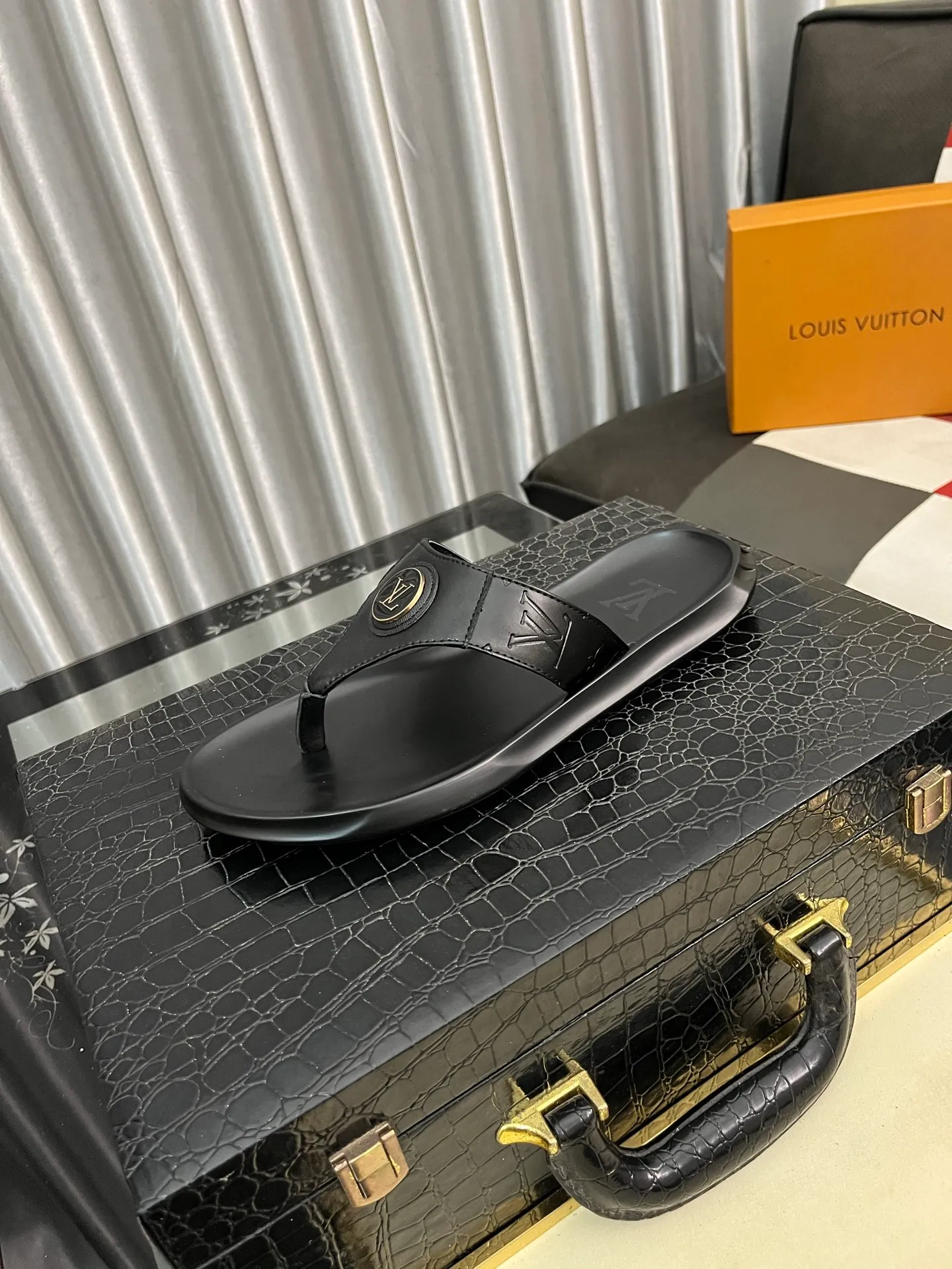 Men's shoes 💰260⌚️⌚️lv-Louis Vuitton) new men's sandals, high-end boutique, exquisite embossed logo decoration on the upper, fine workmanship, super soft soles, casual, loose and comfortable, a must-have in summer! \nsize: 38-443️⃣Colors available